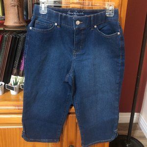 Gloria Vanderbilt Medium Wash Capris/Bermuda Shorts (Size 6)